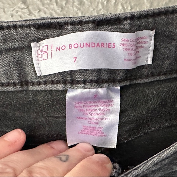 Women’s Size 7 No Boundaries Black Stretch Skinny Jeans Mid Rise - Picture 5 of 7